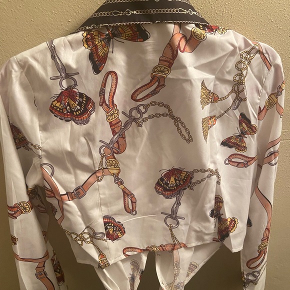 Chain and butterfly tie shirt. - Picture 4 of 5